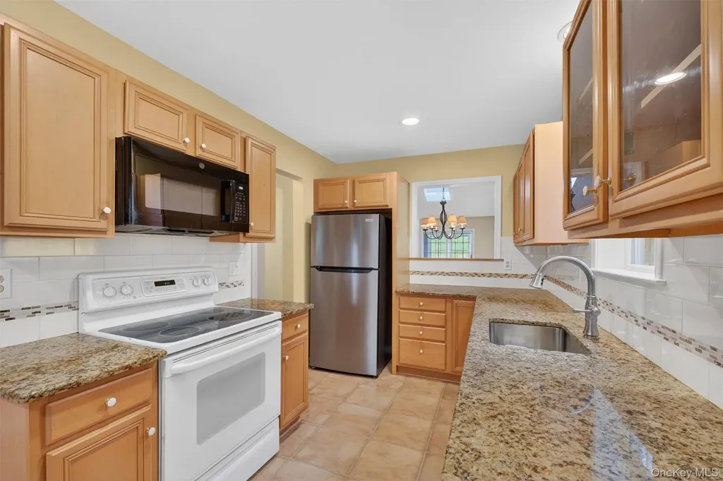 27 Tall Tree Lane Poughkeepsie NY 12601