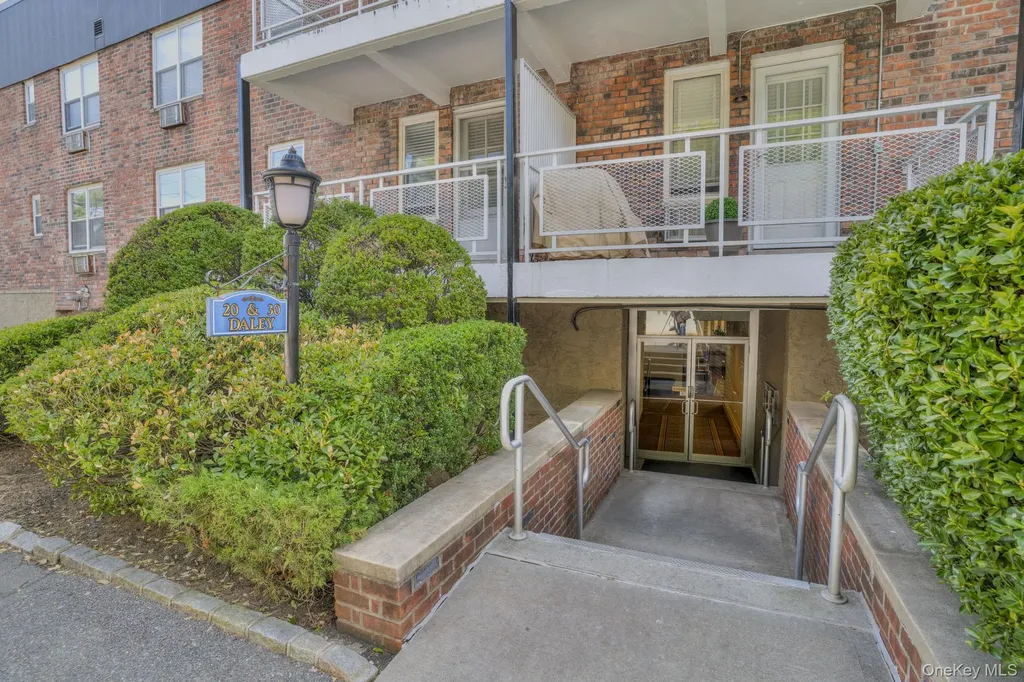20 Daley Place Lynbrook NY 11563