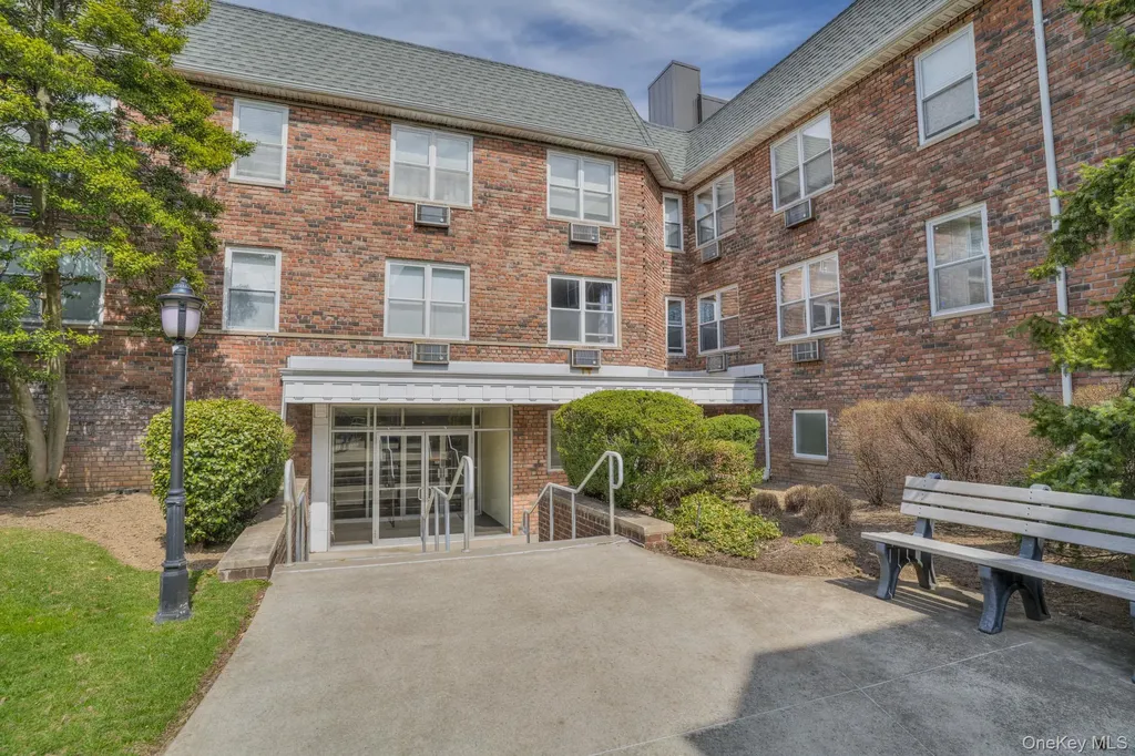 20 Daley Place Lynbrook NY 11563