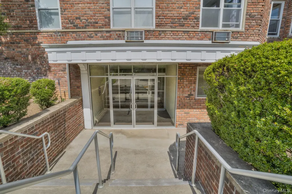 20 Daley Place Lynbrook NY 11563