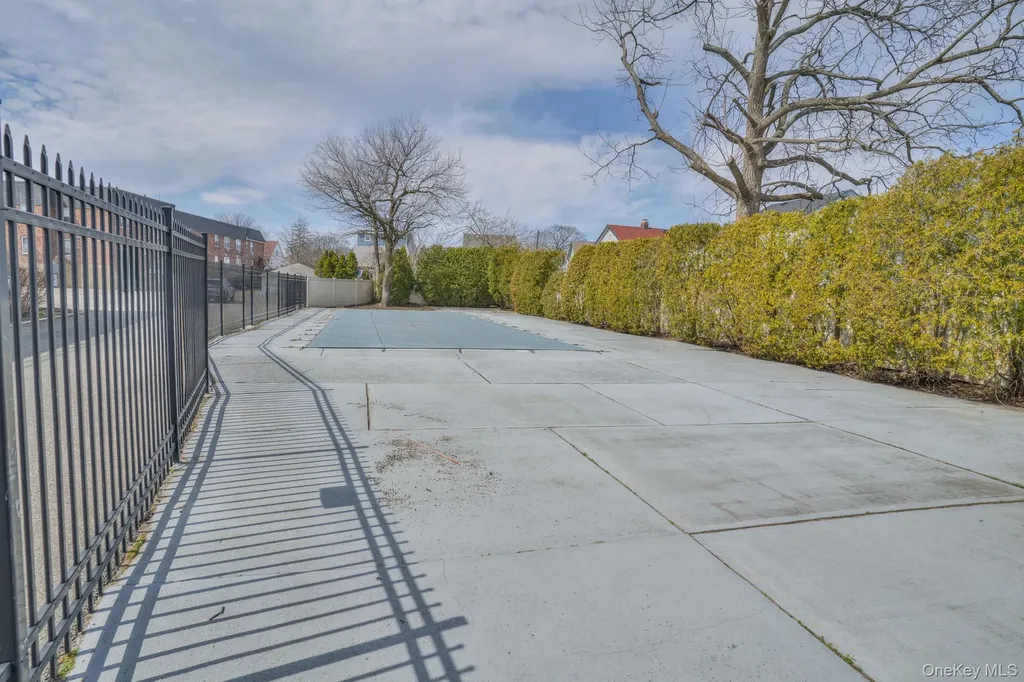 20 Daley Place Lynbrook NY 11563