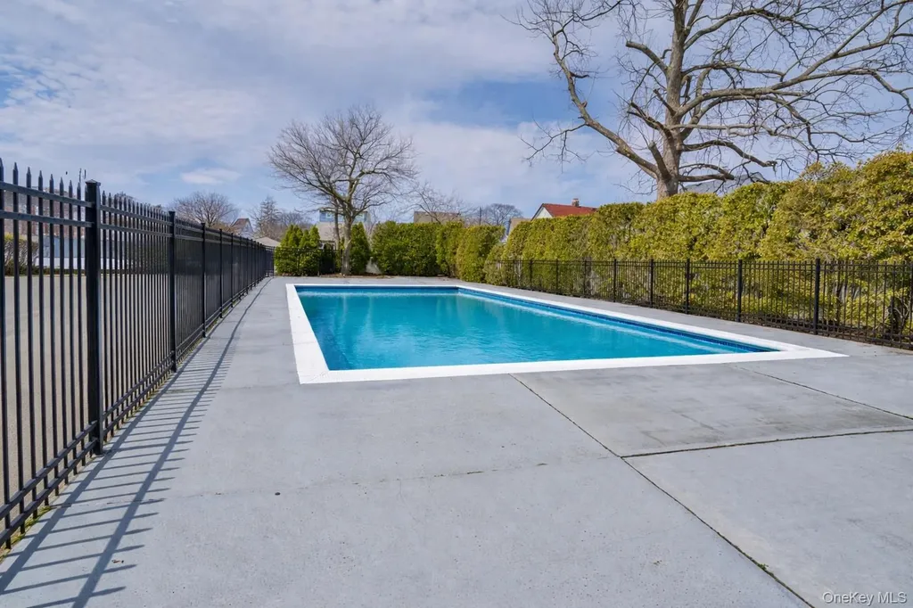 20 Daley Place Lynbrook NY 11563