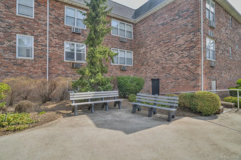 20 Daley Place Lynbrook NY 11563