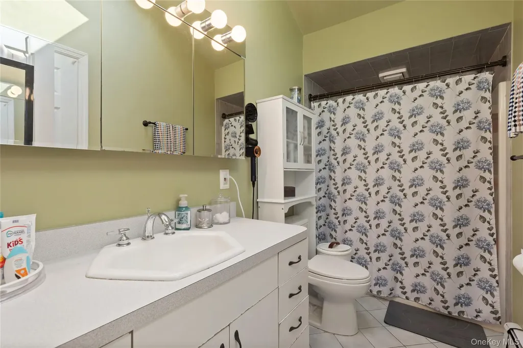 182 Montgomery Avenue West Babylon NY 11704