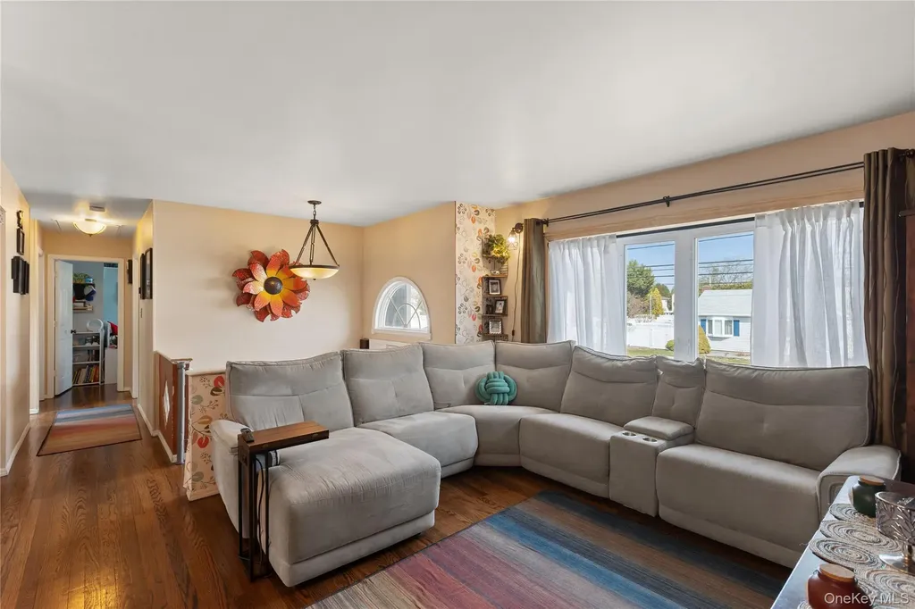182 Montgomery Avenue West Babylon NY 11704