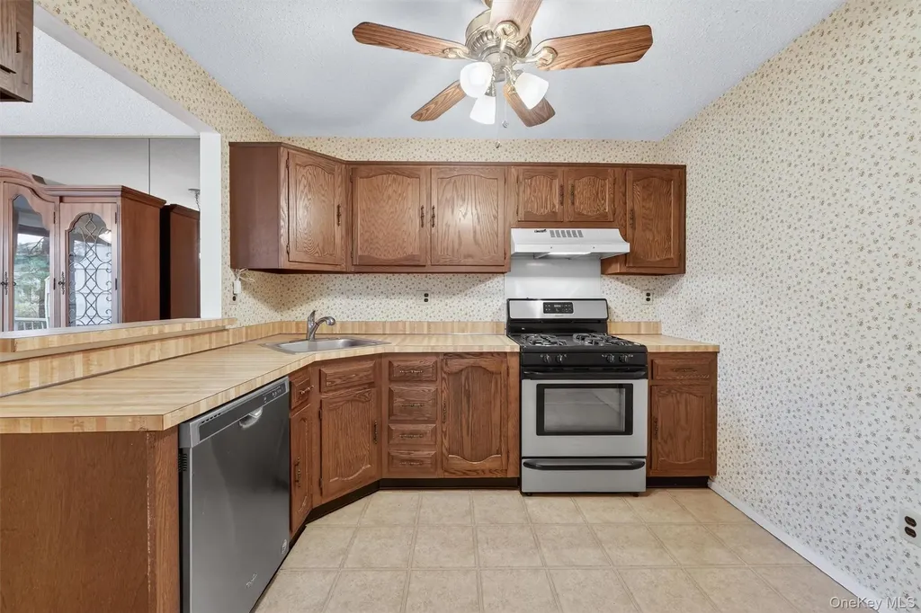 169 Treetop Circle Nanuet NY 10954