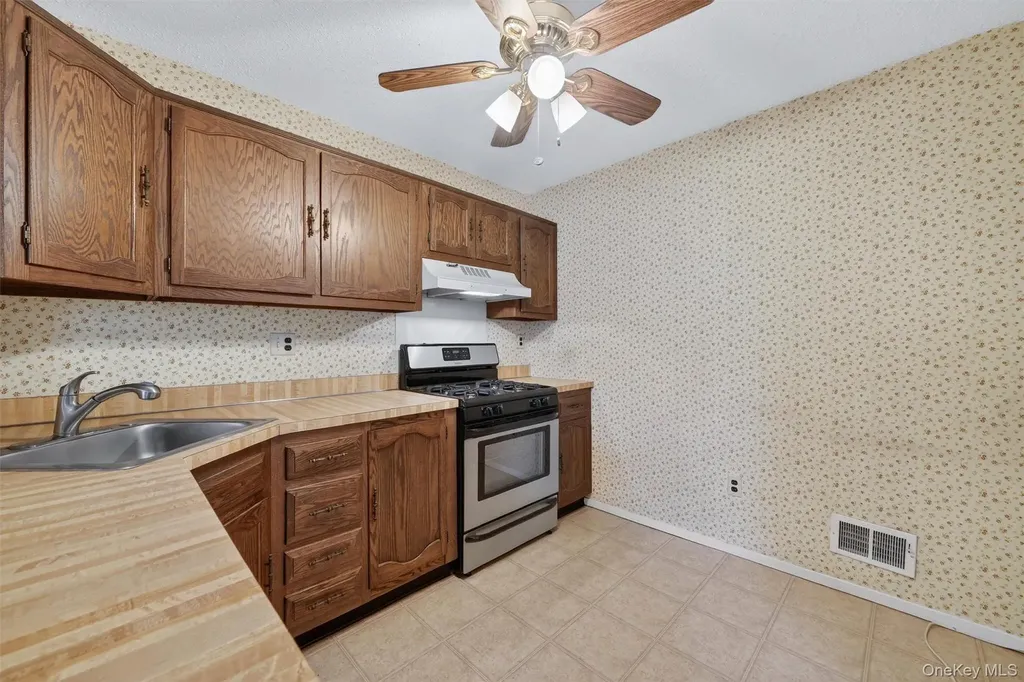 169 Treetop Circle Nanuet NY 10954