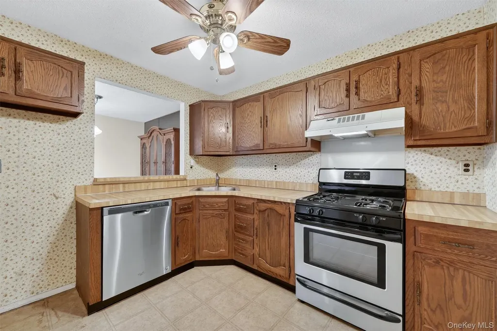 169 Treetop Circle Nanuet NY 10954