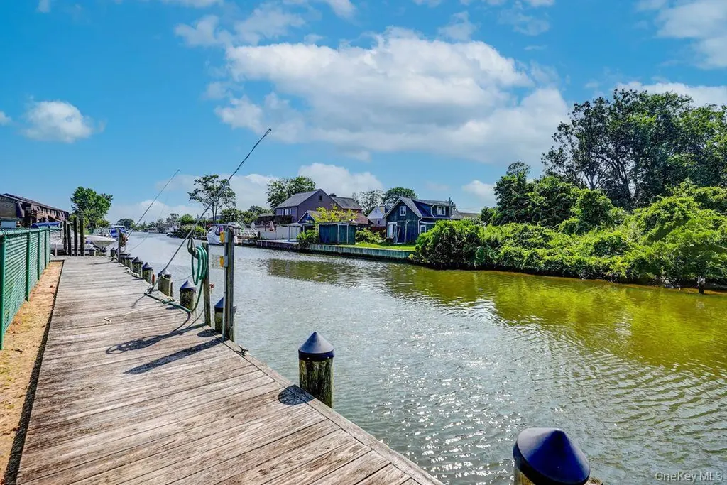 228 Mariners Way Copiague NY 11726