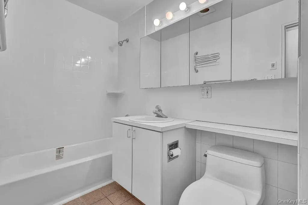 228 Mariners Way Copiague NY 11726