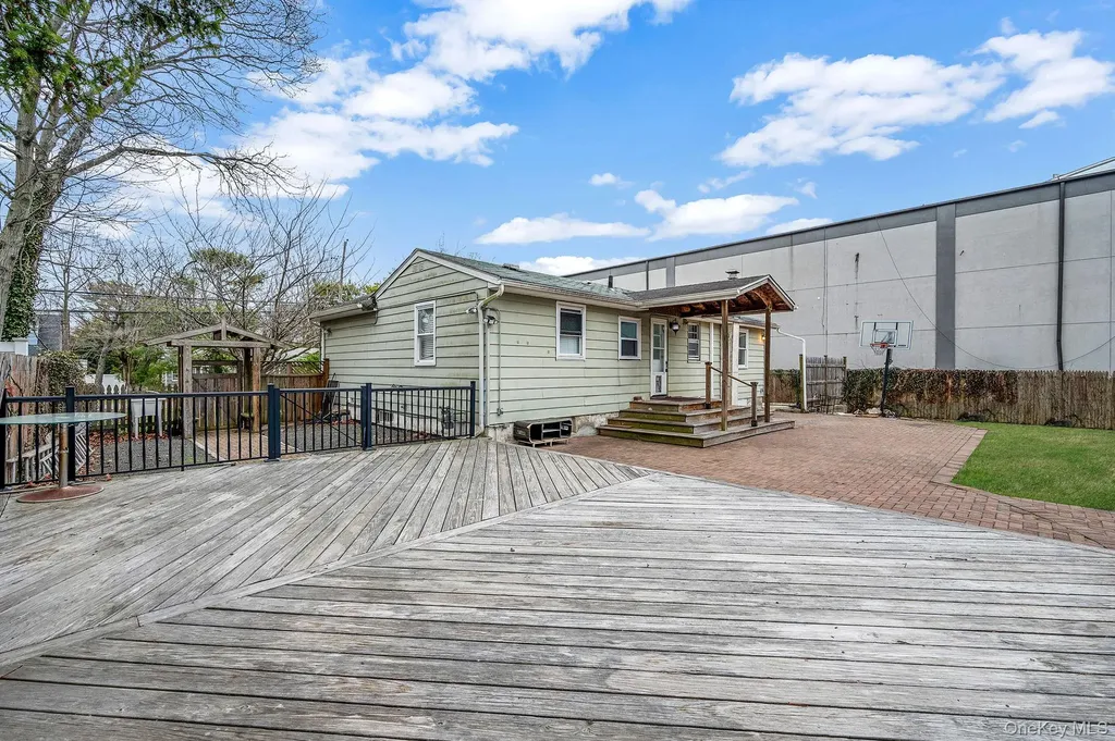 317 Centre Avenue Lindenhurst NY 11757