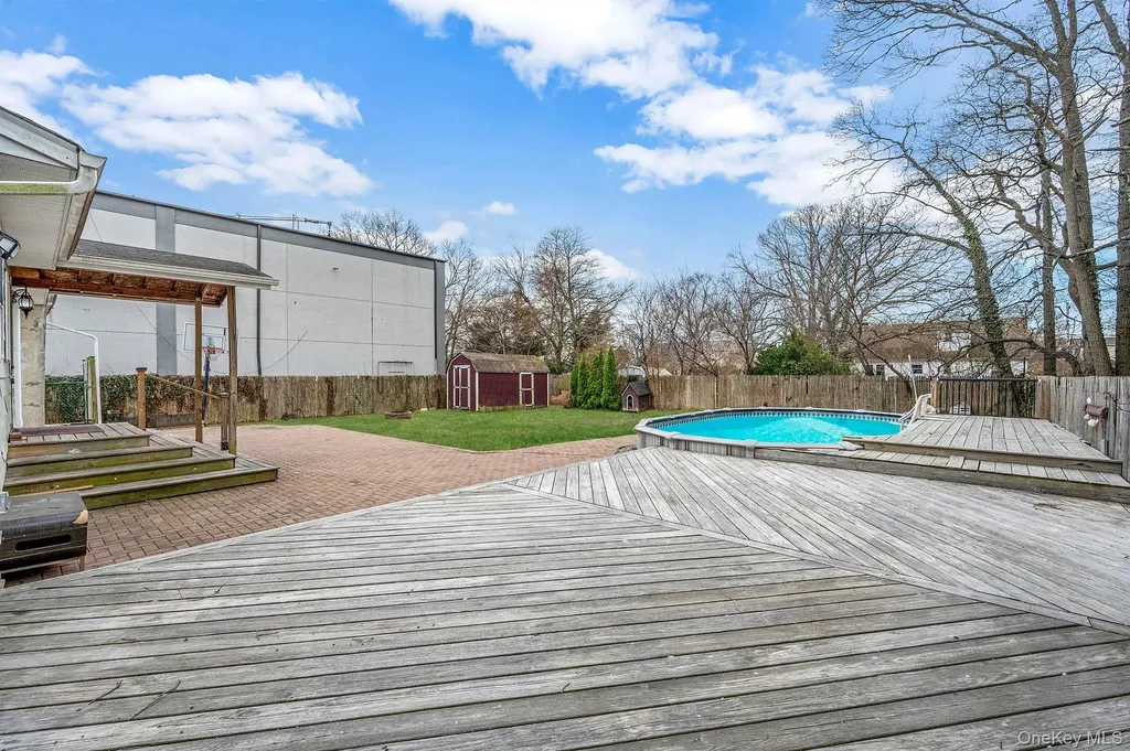 317 Centre Avenue Lindenhurst NY 11757