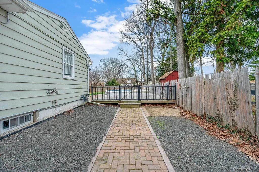 317 Centre Avenue Lindenhurst NY 11757