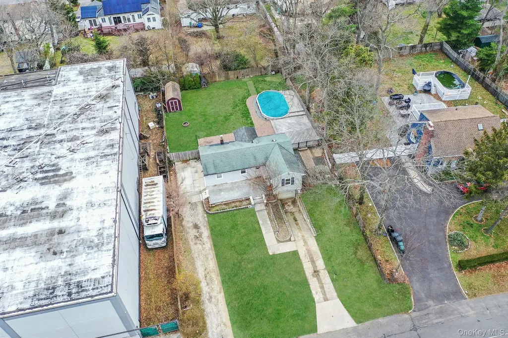 317 Centre Avenue Lindenhurst NY 11757