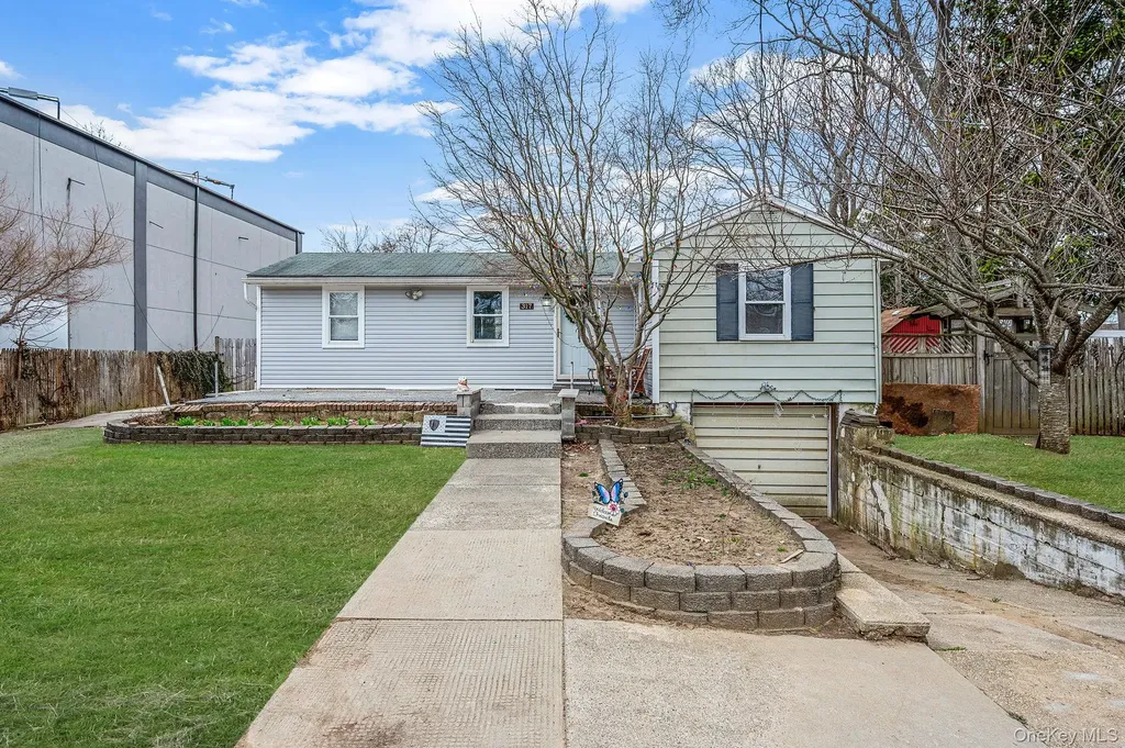 317 Centre Avenue Lindenhurst NY 11757