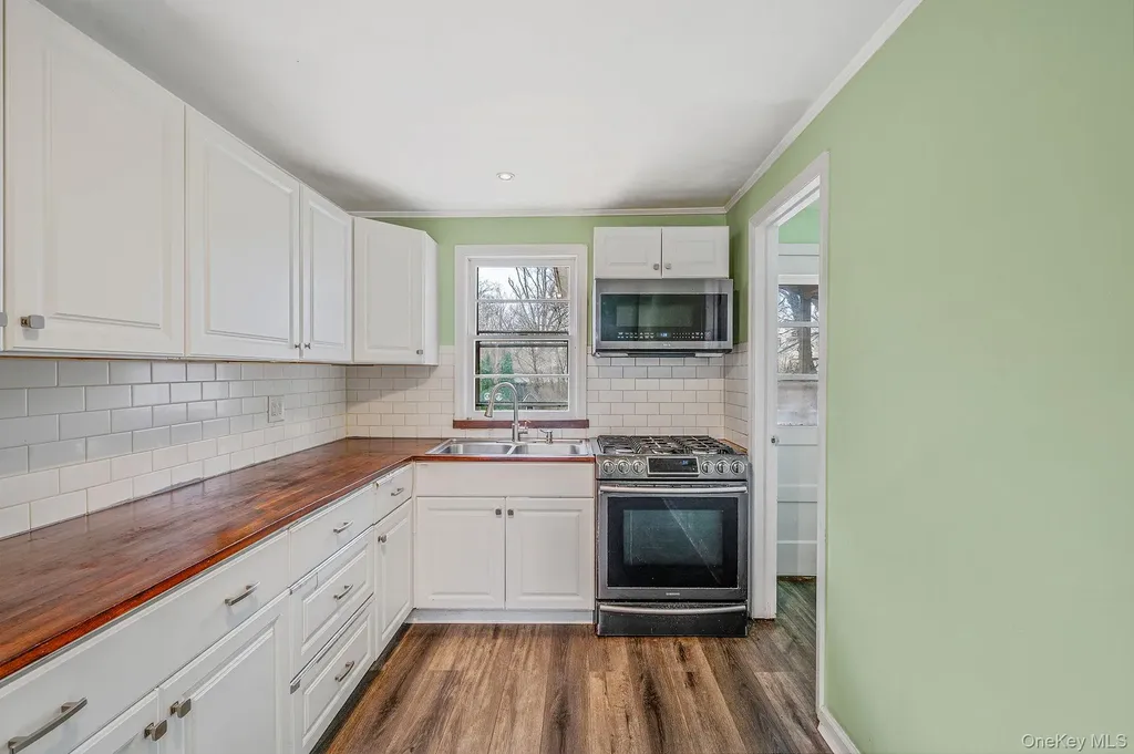 317 Centre Avenue Lindenhurst NY 11757