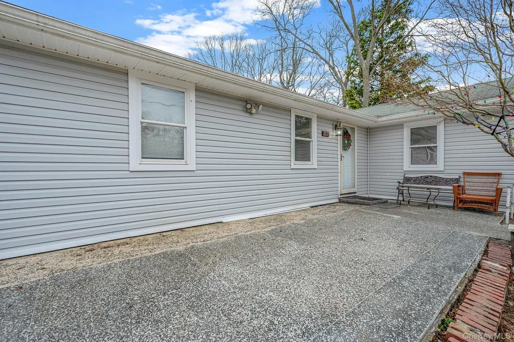 317 Centre Avenue Lindenhurst NY 11757