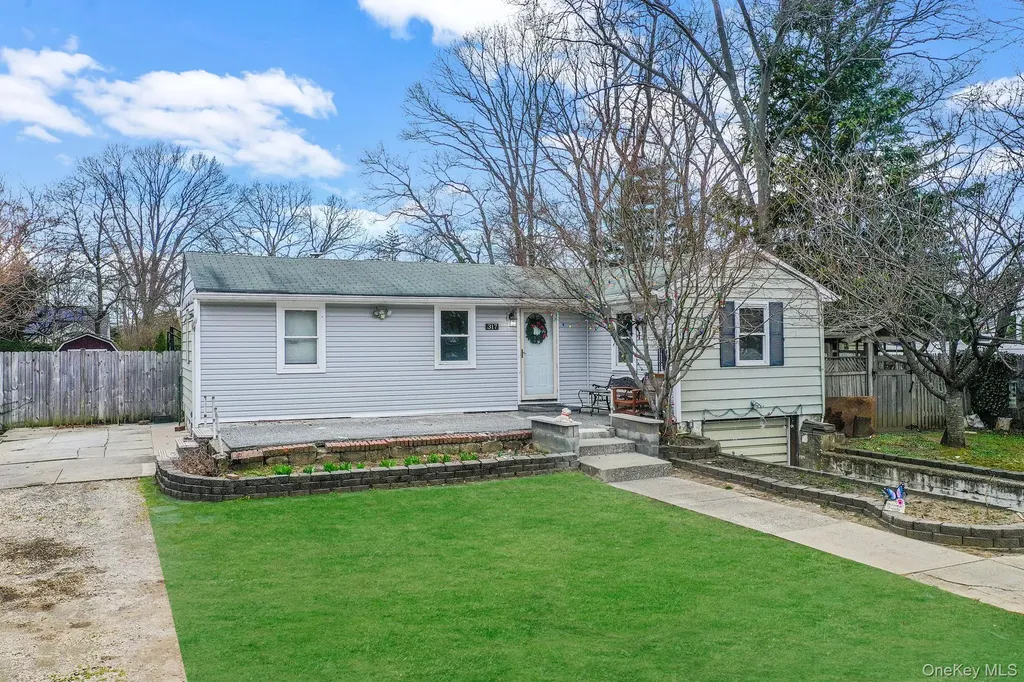 317 Centre Avenue Lindenhurst NY 11757