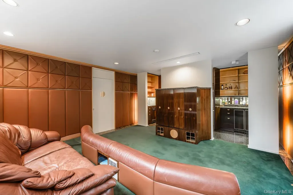 3 Paddock Court Old Westbury NY 11568