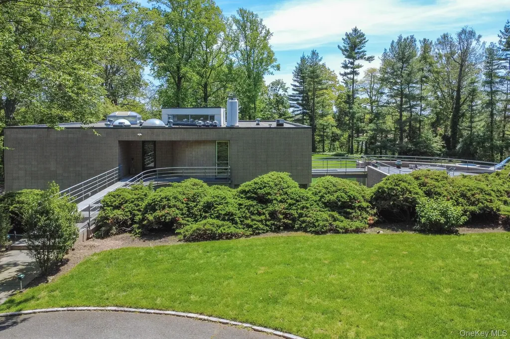 3 Paddock Court Old Westbury NY 11568
