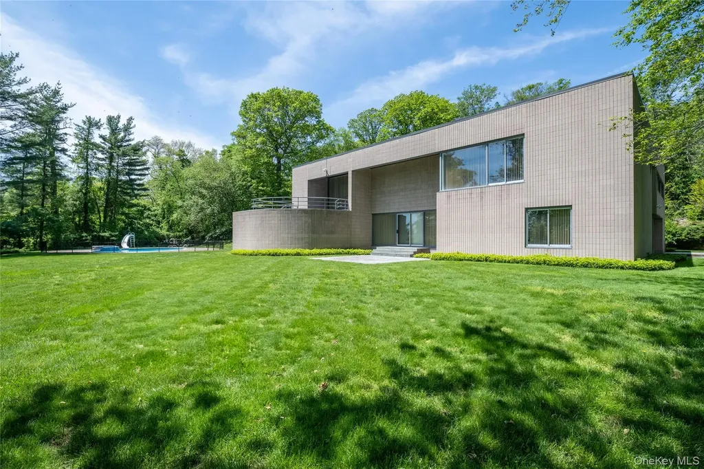 3 Paddock Court Old Westbury NY 11568