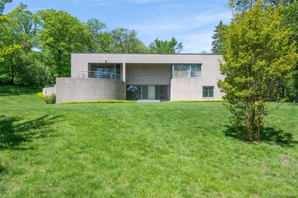 3 Paddock Court Old Westbury NY 11568