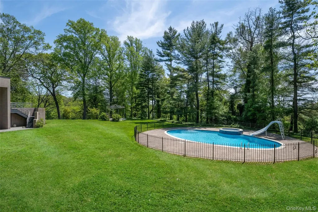 3 Paddock Court Old Westbury NY 11568