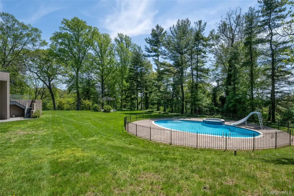 3 Paddock Court Old Westbury NY 11568