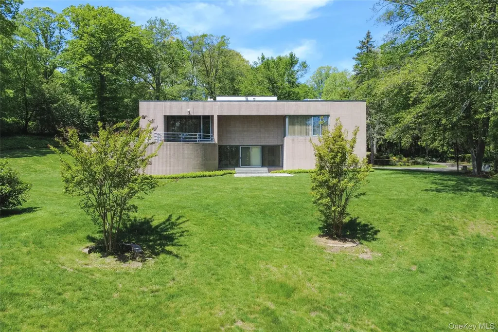 3 Paddock Court Old Westbury NY 11568