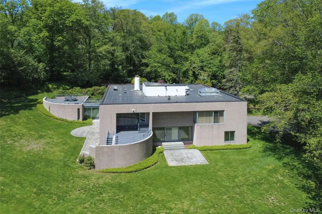 3 Paddock Court Old Westbury NY 11568