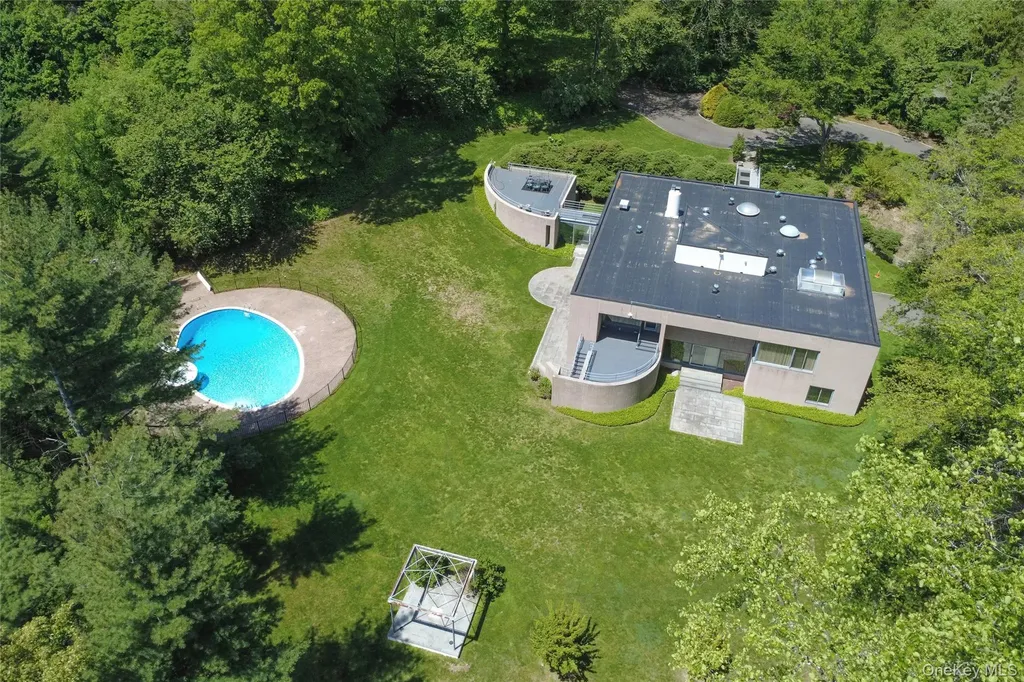 3 Paddock Court Old Westbury NY 11568