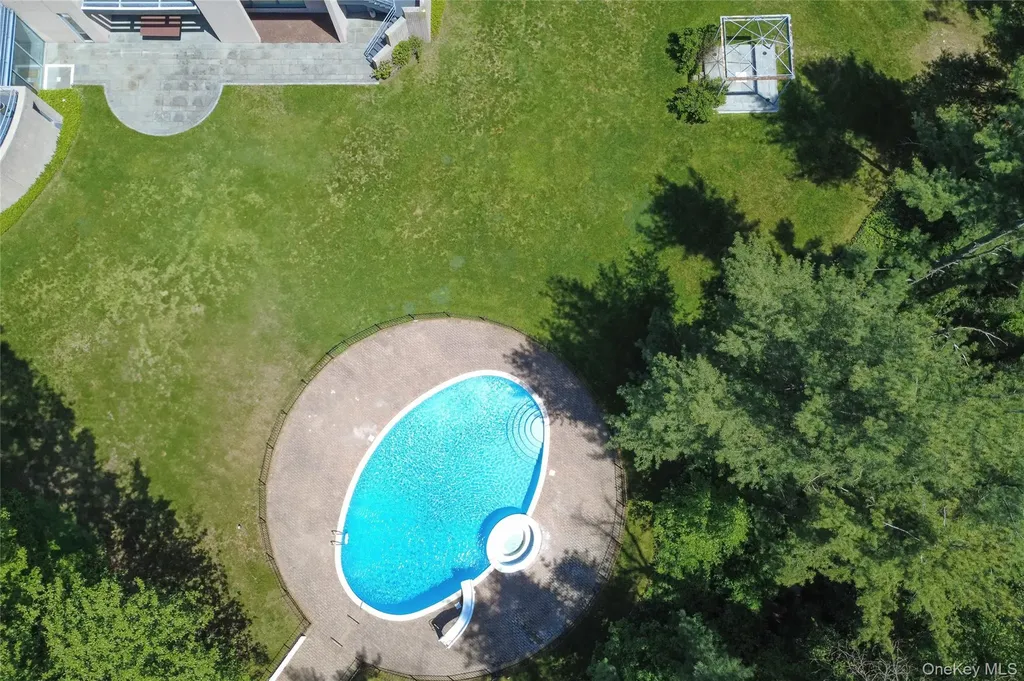 3 Paddock Court Old Westbury NY 11568