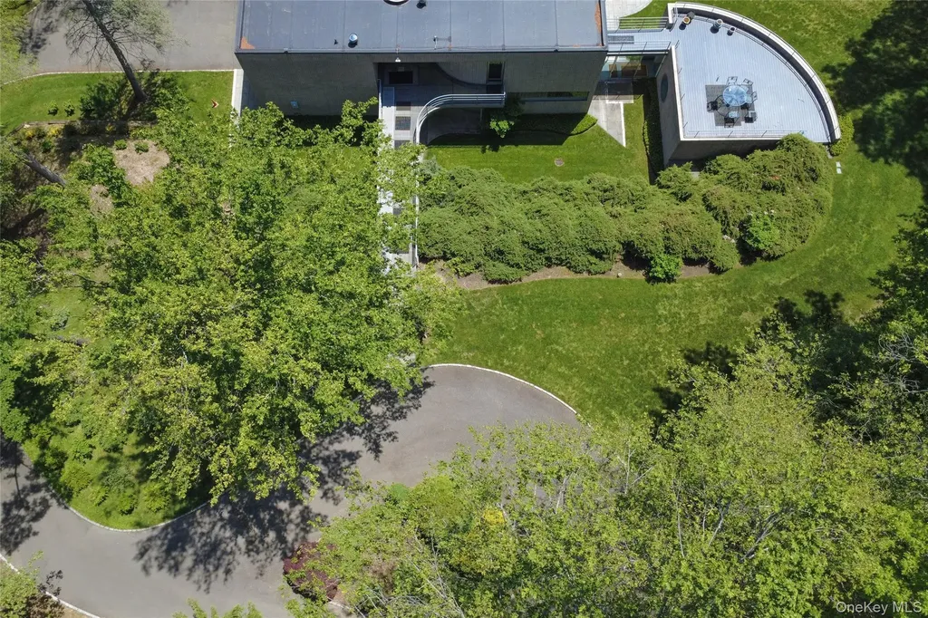 3 Paddock Court Old Westbury NY 11568