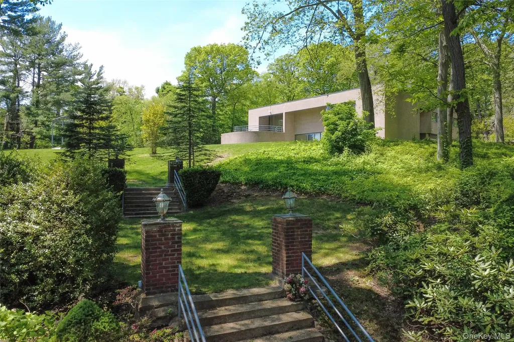 3 Paddock Court Old Westbury NY 11568