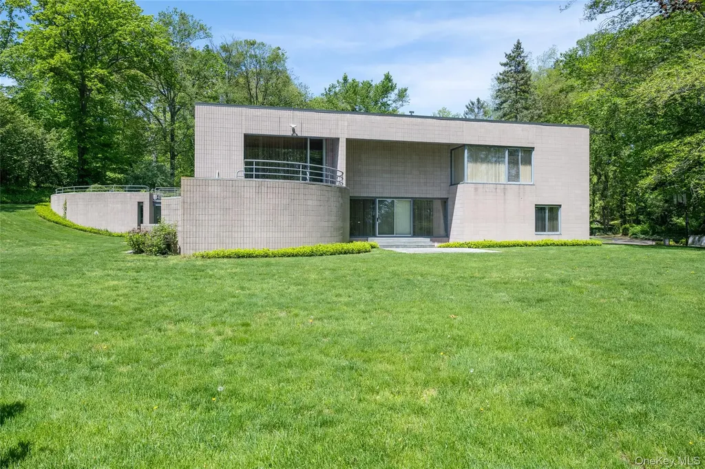3 Paddock Court Old Westbury NY 11568