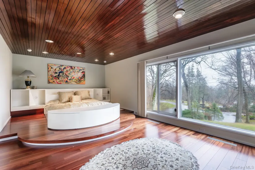 3 Paddock Court Old Westbury NY 11568