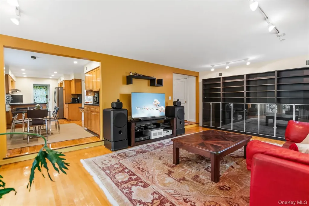 44 Sully Drive Manhasset NY 11030