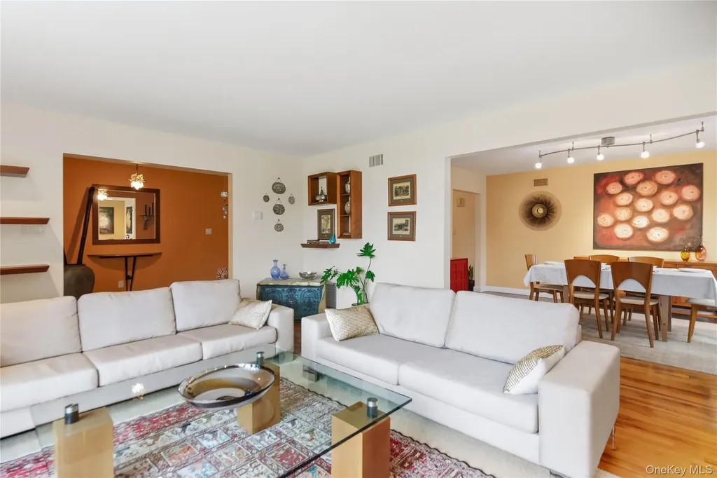 44 Sully Drive Manhasset NY 11030
