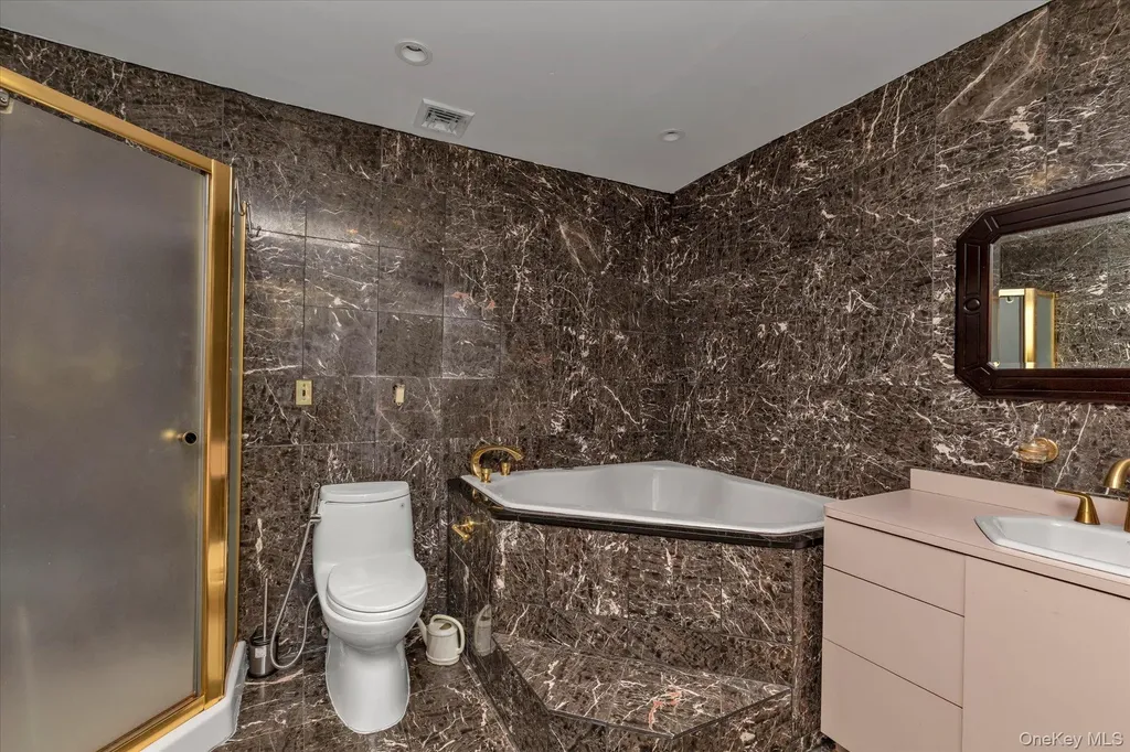 84 Horton Place Syosset NY 11791