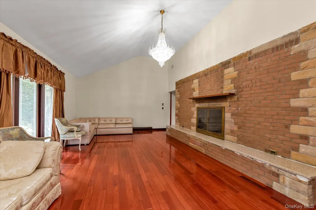 84 Horton Place Syosset NY 11791