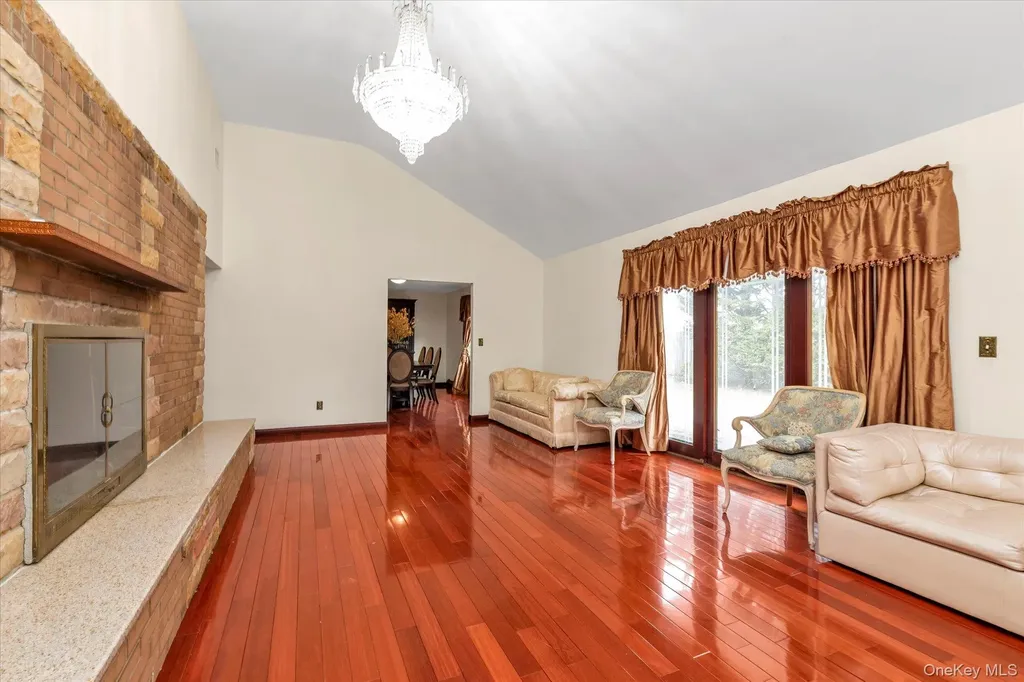 84 Horton Place Syosset NY 11791