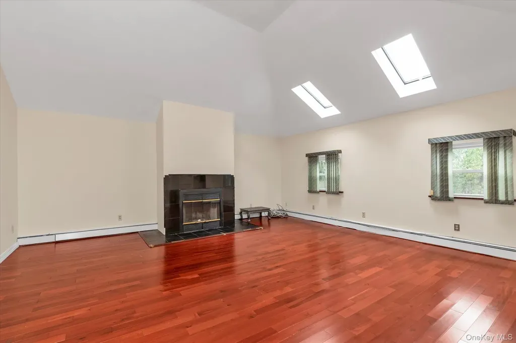 84 Horton Place Syosset NY 11791