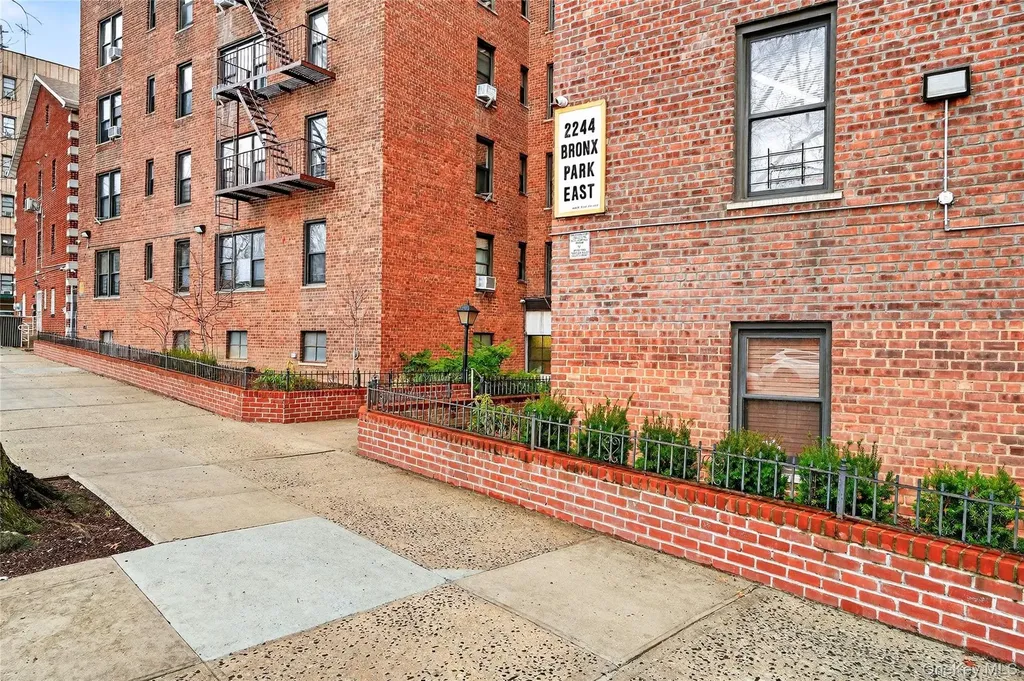 2244 Bronx Park E Bronx NY 10467
