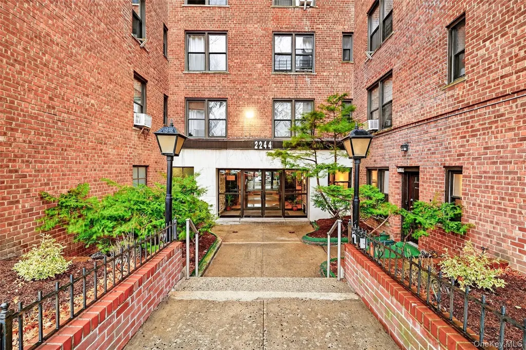 2244 Bronx Park E Bronx NY 10467