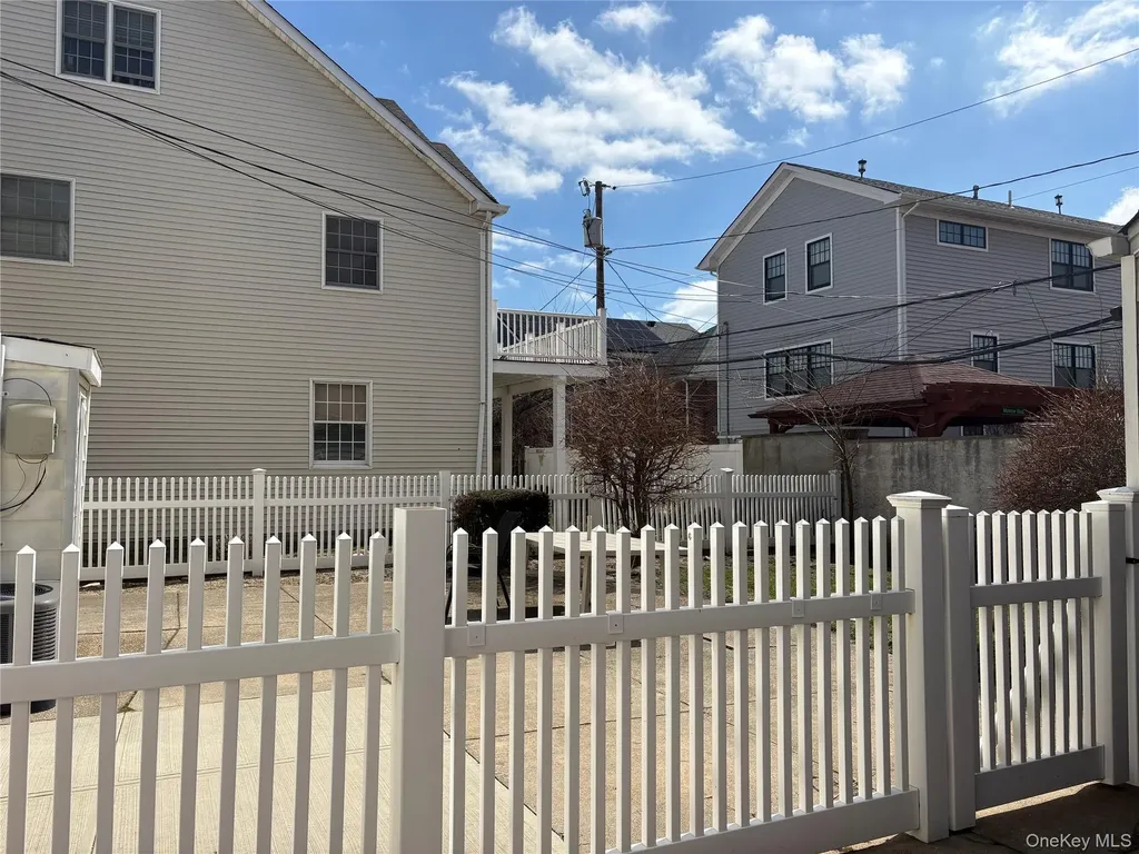 344 E Penn Street Long Beach NY 11561