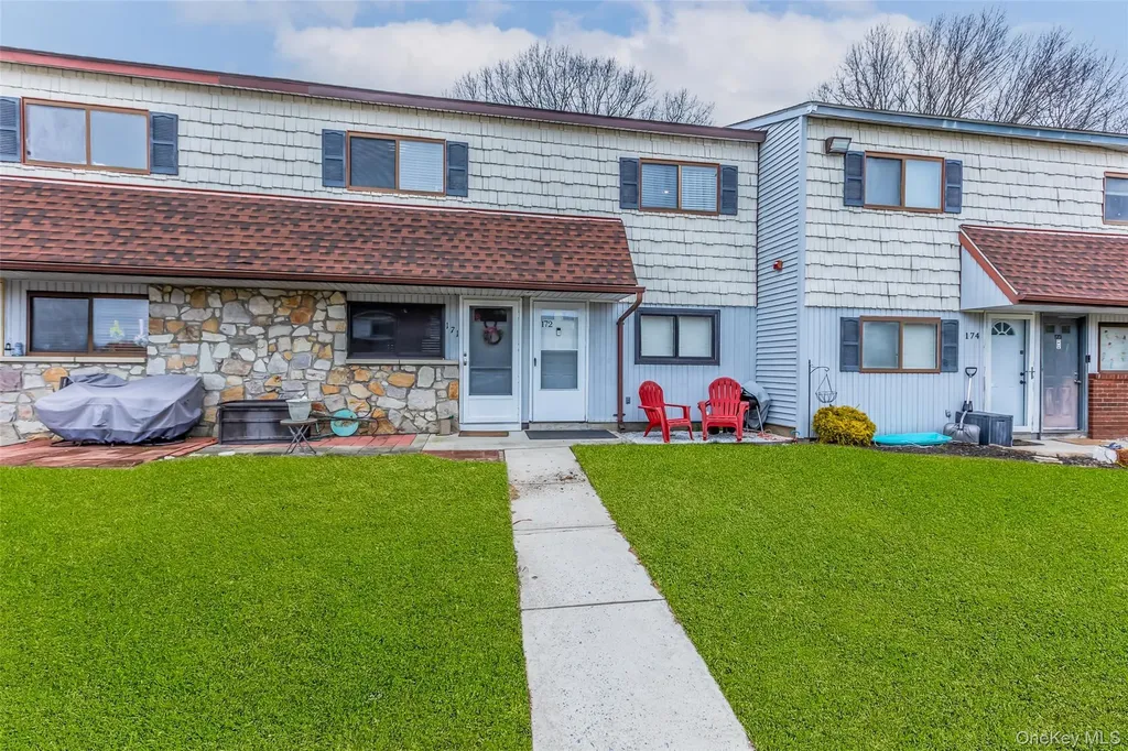172 Pointe Circle N Coram NY 11727