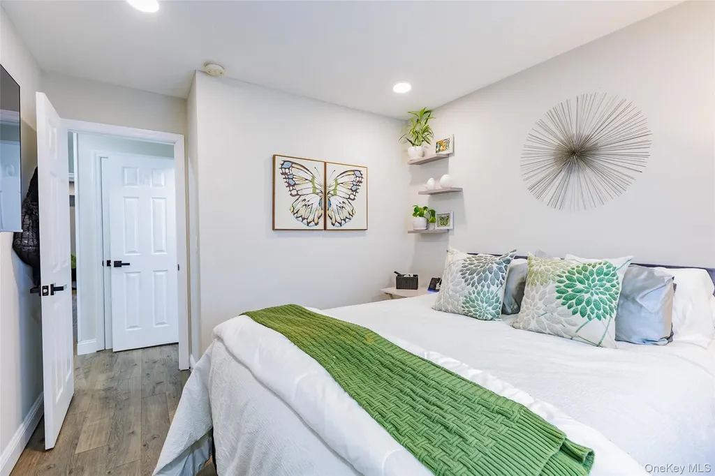 172 Pointe Circle N Coram NY 11727