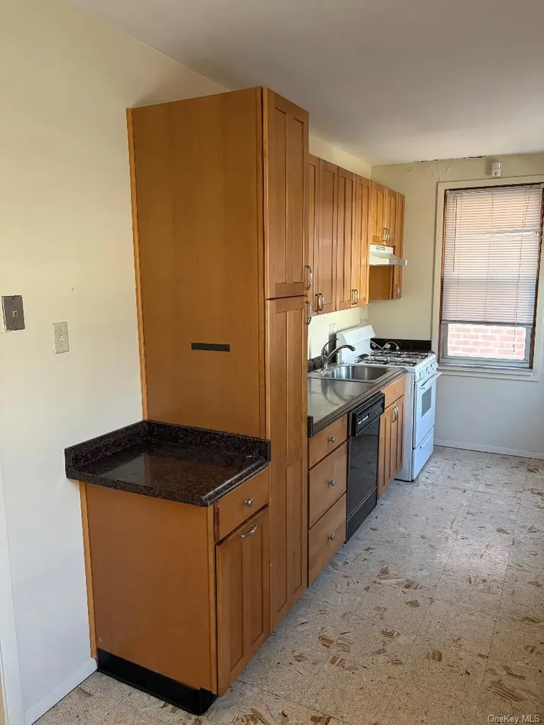 23-84 33rd Astoria NY 11105