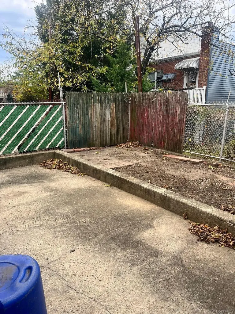 23-84 33rd Astoria NY 11105