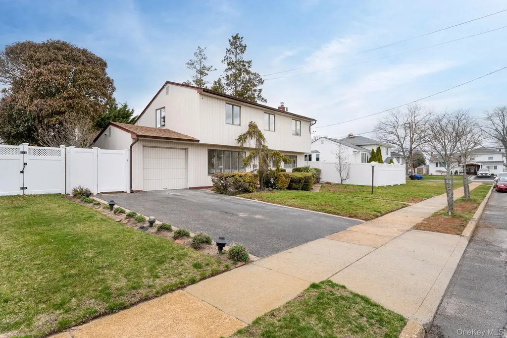 2547 Army Place Bellmore NY 11710